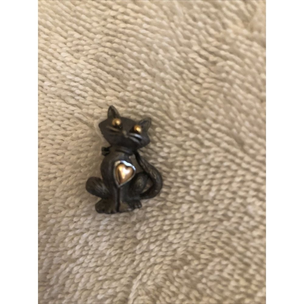 Pewter Grey Cat With Pink Heart Pink Eyes 1” Pin Brooch